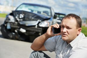 גבר מתקשר לעורך דין לאחר תאונת דרכים